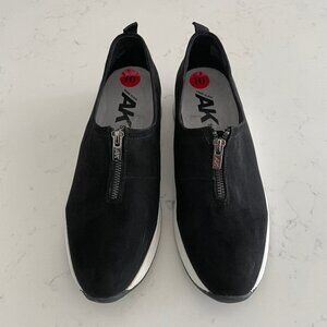Anne Klein AK Sport Slip On w Zip Up Closure Fabric Sneakers Black & White Sz 10